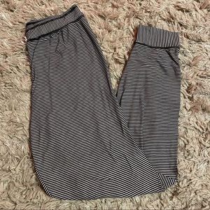 Black and White Striped Pajama Pants | Size: M